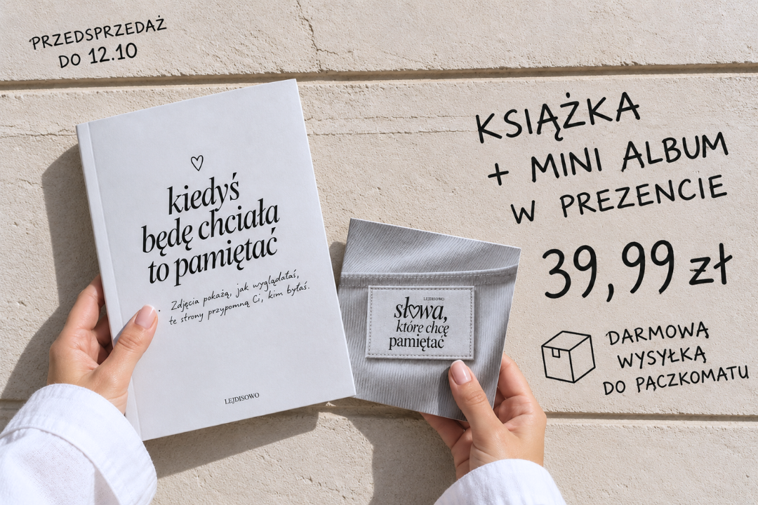 napisy dotyczące przedsprzedaży i dwie książki trzymane w dłoniach